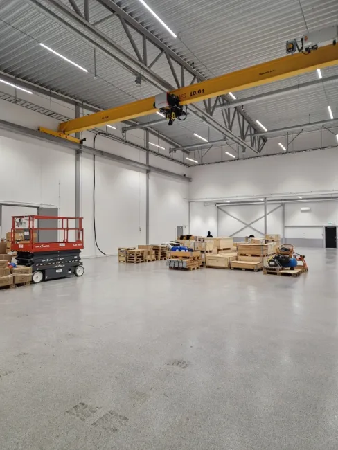 AEL LED installation i rum med travers